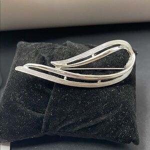 2.4.26-11 Sarah Coventry Silvertone Swoosh Brooch